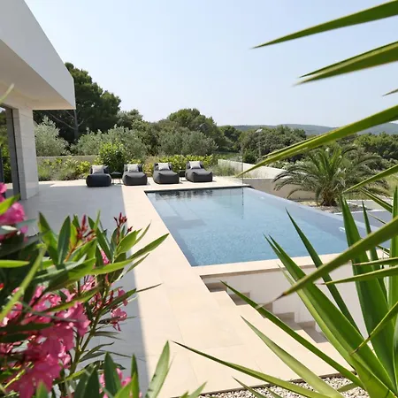 Cloud 9 D10 Villa Tkon